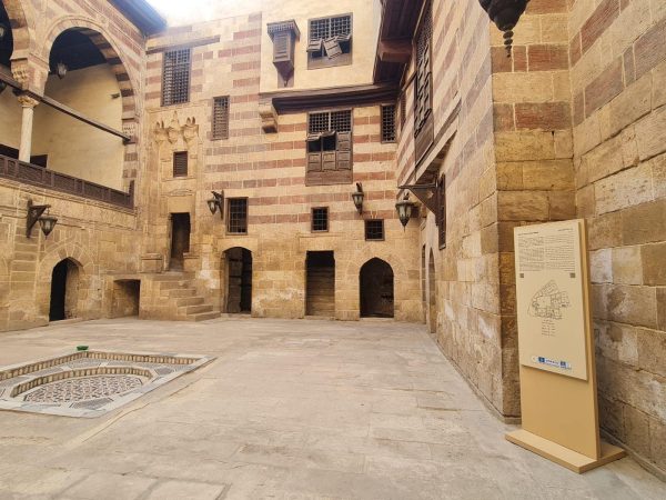 شارع المعز لدين الله الفاطمي يستقبل زواره بلوحات معلوماتية جديدة تكشف أسراره - 9 - سيناء الإخبارية