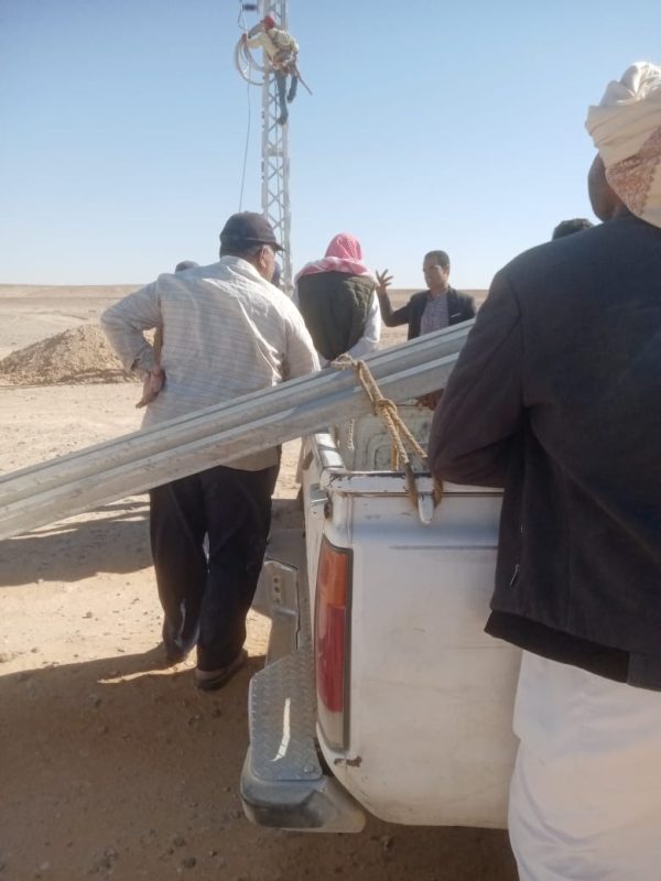الكهرباء تصل تجمع الدغاجنة لأول مرة وسط احتفالات الأهالي ومحافظ شمال سيناء يشيد بفريق العمل - 5 - سيناء الإخبارية