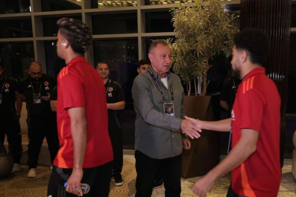 لاعبو الفريق الأول لكرة القدم بالنادي الأهلي يصلوا إلى ستاد محمد بن زايد - 1 - سيناء الإخبارية