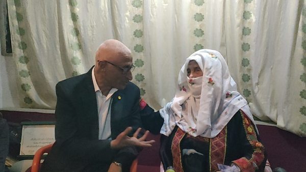 محافظ شمال سيناء يزور المجاهدة الوطنية فرحانة حسين ويؤكد أهمية تكريم الرموز الوطنية - 3 - سيناء الإخبارية