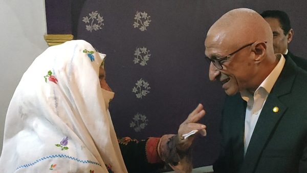 محافظ شمال سيناء يزور المجاهدة الوطنية فرحانة حسين ويؤكد أهمية تكريم الرموز الوطنية - 1 - سيناء الإخبارية