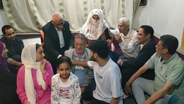 محافظ شمال سيناء يزور المجاهدة الوطنية فرحانة حسين ويؤكد أهمية تكريم الرموز الوطنية - 5 - سيناء الإخبارية