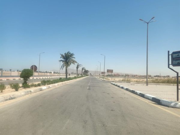 نشاط رياح غير محملة بالرمال داخل المساكن ومحملة بالرمال داخل الظهير الصحراوي بمدن جنوب سيناء - 1 - سيناء الإخبارية