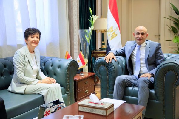 وزير التعليم نعمل على خفض الكثافات الطلابية في الفصول وسد العجز في المعلمين - 19 - سيناء الإخبارية