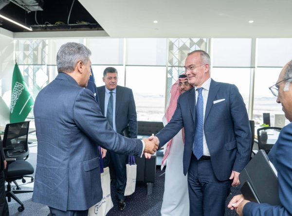 وزير السياحة والآثار يعقد لقاءات مهنية مع عدد من مسئولي شركات الطيران السعودية - 5 - سيناء الإخبارية