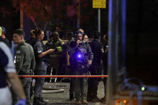 حادث إطلاق نار شمال تل أبيب يسفر عن قتيل وإصابات - 7 - سيناء الإخبارية