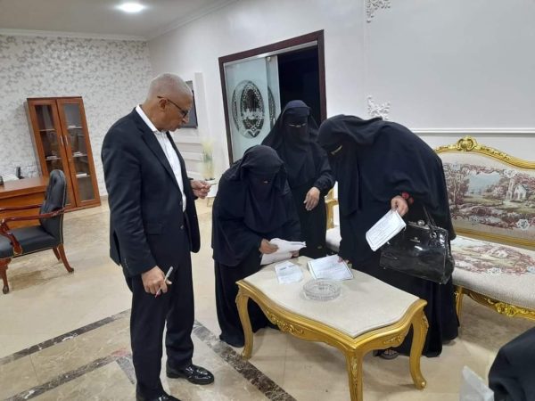 محافظ شمال سيناء يلتقي بالمواطنين في مكتبه ليلاً بعد عودته من القاهرة - 1 - سيناء الإخبارية