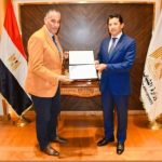 وزير الشباب والرياضة يكرم وكيل شمال سيناء تقديرًا لجهوده في تطوير الأنشطة الشبابية - 1 - سيناء الإخبارية