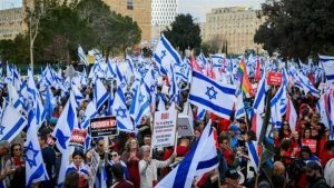 إسرائيليون يتظاهرون قرب مقر إقامة نتنياهو بالقدس المحتلة للمطالبة بصفقة تبادل أسرى - 3 - سيناء الإخبارية
