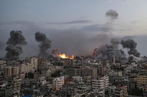 استشهاد فلسطينيون وإصابة آخرون بقصف لطيران الاحتلال الإسرائيلي ومدفعيته على بلدة جباليا بغزة - 5 - سيناء الإخبارية