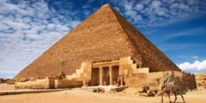 السياحة توضح حقيقة الفيديو المتداول على موقع التواصل الاجتماعي حول هدم حجر الهرم الأكبر - 1 - سيناء الإخبارية