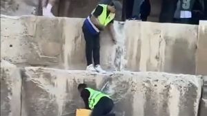 السياحة توضح حقيقة الفيديو المتداول على موقع التواصل الاجتماعي حول هدم حجر الهرم الأكبر - 3 - سيناء الإخبارية