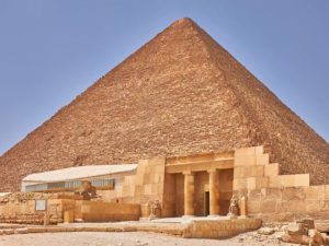 تعرف علي حقيقة الفيديو المتداول لعمال وهما يزيلان طبقة أسمنتية من جدار الهرم - 3 - سيناء الإخبارية
