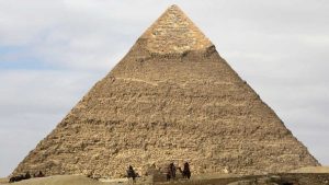 تعرف علي حقيقة الفيديو المتداول لعمال وهما يزيلان طبقة أسمنتية من جدار الهرم - 1 - سيناء الإخبارية