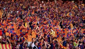 جماهير فريق برشلونة تترقب عودة اللاعبين إلى الإستاد التاريخي للنادي " الكامب نو " - 3 - سيناء الإخبارية