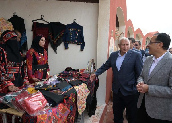 رئيس الوزراء يتفقد القرية التراثية بالخارجة ويشهد فعاليات مهرجان الهجن الدولي في الوادي الجديد - 1 - سيناء الإخبارية