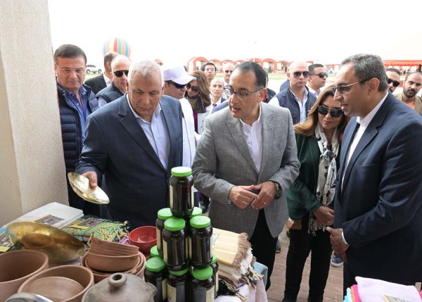 رئيس الوزراء يتفقد القرية التراثية بالخارجة ويشهد فعاليات مهرجان الهجن الدولي في الوادي الجديد - 13 - سيناء الإخبارية