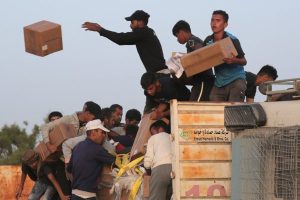 قطاع غزة تحت وطأة النهب.. 98 شاحنة مسروقة و25.5 مليون دولار حصيلة نهب العصابات المسلحة للمساعدات الإنسانية - 1 - سيناء الإخبارية