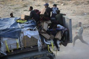 قطاع غزة تحت وطأة النهب.. 98 شاحنة مسروقة و25.5 مليون دولار حصيلة نهب العصابات المسلحة للمساعدات الإنسانية - 3 - سيناء الإخبارية
