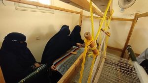 سيدات قرية الروضة يبدعن في صناعة الكليم.. قصة نجاح في تمكين المرأة بدعم منظمات المجتمع المدني - 1 - سيناء الإخبارية