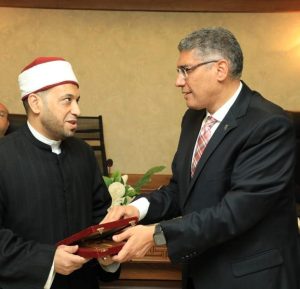 محافظ الجيزة يكرّم الإمام المثالي الشيخ شريف إبراهيم لرده مبلغ 250 ألف جنيه - 1 - سيناء الإخبارية