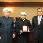 محافظ الجيزة يكرّم الإمام المثالي الشيخ شريف إبراهيم لرده مبلغ 250 ألف جنيه - 3 - سيناء الإخبارية