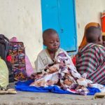 معاناة إنسانية غير مسبوقة لأطفال السودان الذين وقعوا بين جروح الحرب وانفجارات القنابل وأمراض سوء التغذية الحاد - 3 - سيناء الإخبارية