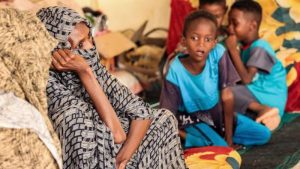 معاناة إنسانية غير مسبوقة لأطفال السودان الذين وقعوا بين جروح الحرب وانفجارات القنابل وأمراض سوء التغذية الحاد - 1 - سيناء الإخبارية