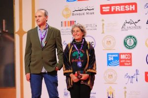 العلم الفلسطيني يتألق على السجادة الحمراء في افتتاح مهرجان القاهرة السينمائي الـ 45 - 7 - سيناء الإخبارية