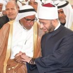 والد أحد الشهداء يقدم لوحة فنية لوزير الأوقاف وقلادة العباءة السيناوية تكريمًا له - 1 - سيناء الإخبارية