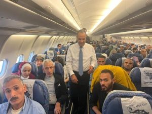 المصريون العائدون من لبنان يشكرون الرئيس السيسي ووزارة الخارجية على جهود إعادتهم إلى الوطن - 1 - سيناء الإخبارية