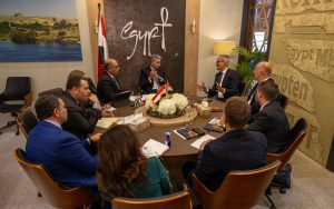 وزير السياحة يعقد لقاءات مع كبرى الشركات في لندن لتعزيز الحركة الوافدة إلى مصر - 1 - سيناء الإخبارية