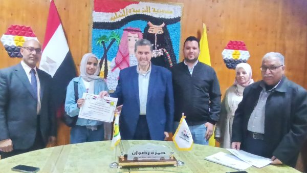حمزة رضوان يكرم الطالبات الموهوبات في الرسم والشعر بمدرسة بغداد الإعدادية - 3 - سيناء الإخبارية