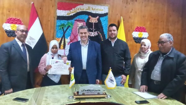 حمزة رضوان يكرم الطالبات الموهوبات في الرسم والشعر بمدرسة بغداد الإعدادية - 7 - سيناء الإخبارية