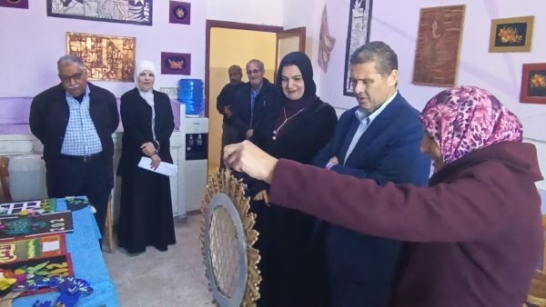 حمزة رضوان وحنان المداح يفتتحان معرض نتائج التربية الفنية في شمال سيناء - 1 - سيناء الإخبارية