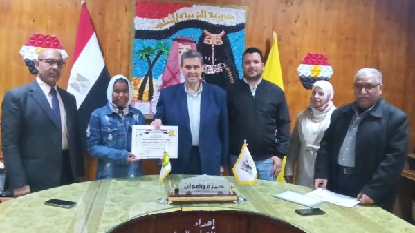 حمزة رضوان يكرم الطالبات الموهوبات في الرسم والشعر بمدرسة بغداد الإعدادية - 5 - سيناء الإخبارية