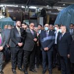 رئيس الوزراء خلال جولته بمدينة الجلود