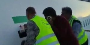 استعدادا لعودة الرحلات الجوية..عمال المطارات قاموا بتغيير ألوان العلم على الطائرات السورية - 1 - سيناء الإخبارية