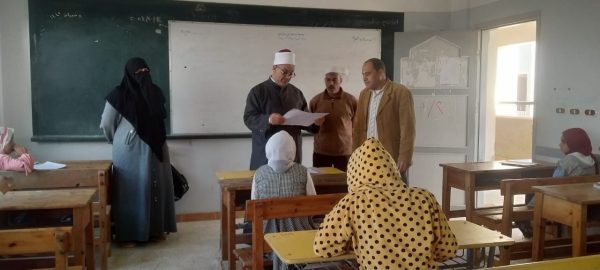 مدير المنطقة الأزهرية بشمال سيناء يتابع امتحانات المهام الأدائية في قبر عمير - 1 - سيناء الإخبارية