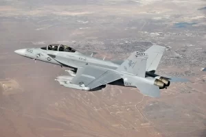 الحوثيون يعلنون إسقاط طائرة "إف- 18" أثناء محاولة التصدي للطائرات الأمريكية والبريطانية - 1 - سيناء الإخبارية