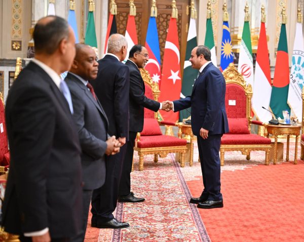 السيسي يختتم الجلسة الافتتاحية لقمة الدول الثماني النامية في القاهرة ويعلن جلسة خاصة حول فلسطين ولبنان - 1 - سيناء الإخبارية