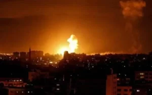 الطيران الإسرائيلي يستهدف عدة غارات بأحد المواقع العسكرية جنوبي سوريا - 3 - سيناء الإخبارية