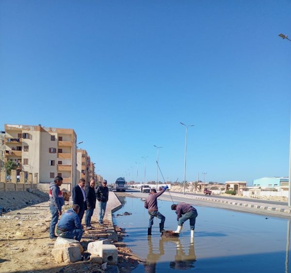 رئيس مدينة العريش يتابع إصلاح خط الصرف الصحي بطريق الشيخ زويد لإنهاء أزمة طفح المجاري - 1 - سيناء الإخبارية