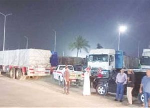انقلاب شاحنة محملة بالمساعدات الغذائية علي طريق العريش بوسط سيناء - 3 - سيناء الإخبارية