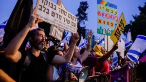 بالتزامن مع شهادة نتنياهو..أهالي المحتجزين نظموا مظاهرات أمام المحكمة المركزية في تل أبيب - 3 - سيناء الإخبارية