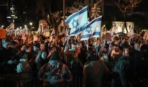 بالتزامن مع شهادة نتنياهو..أهالي المحتجزين نظموا مظاهرات أمام المحكمة المركزية في تل أبيب - 1 - سيناء الإخبارية