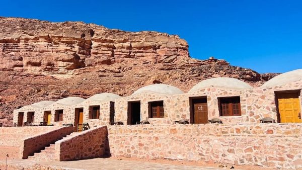 محافظ جنوب سيناء يبحث مع مشايخ القبائل سبل تطوير السياحة في منطقة معابد تحتور - 5 - سيناء الإخبارية
