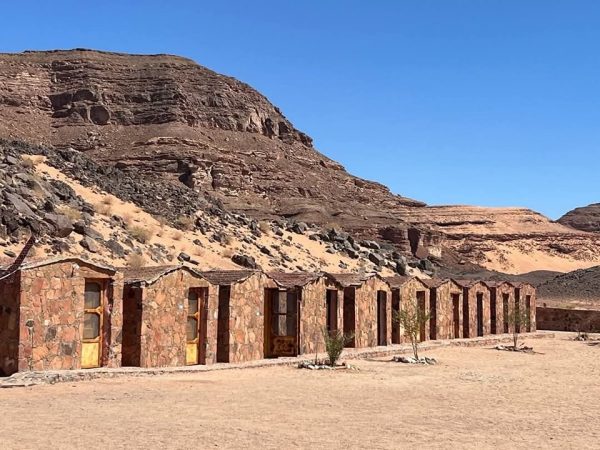 محافظ جنوب سيناء يبحث مع مشايخ القبائل سبل تطوير السياحة في منطقة معابد تحتور - 3 - سيناء الإخبارية
