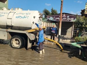 شركة مياه شمال سيناء تقوم بعمليات سحب وتصريف مياه الأمطار من شوارع مدينة العريش - 1 - سيناء الإخبارية