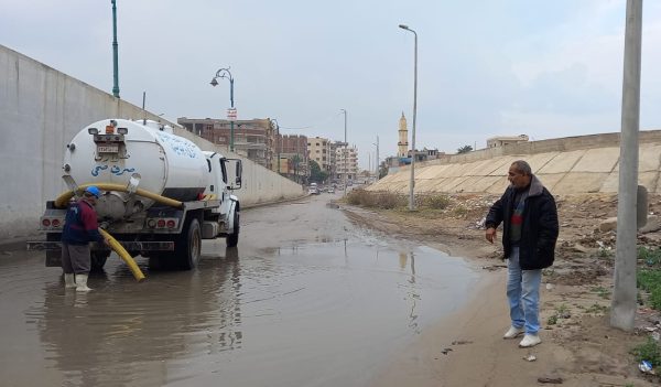شركة مياه شمال سيناء تقوم بعمليات سحب وتصريف مياه الأمطار من شوارع مدينة العريش - سيناء الإخبارية